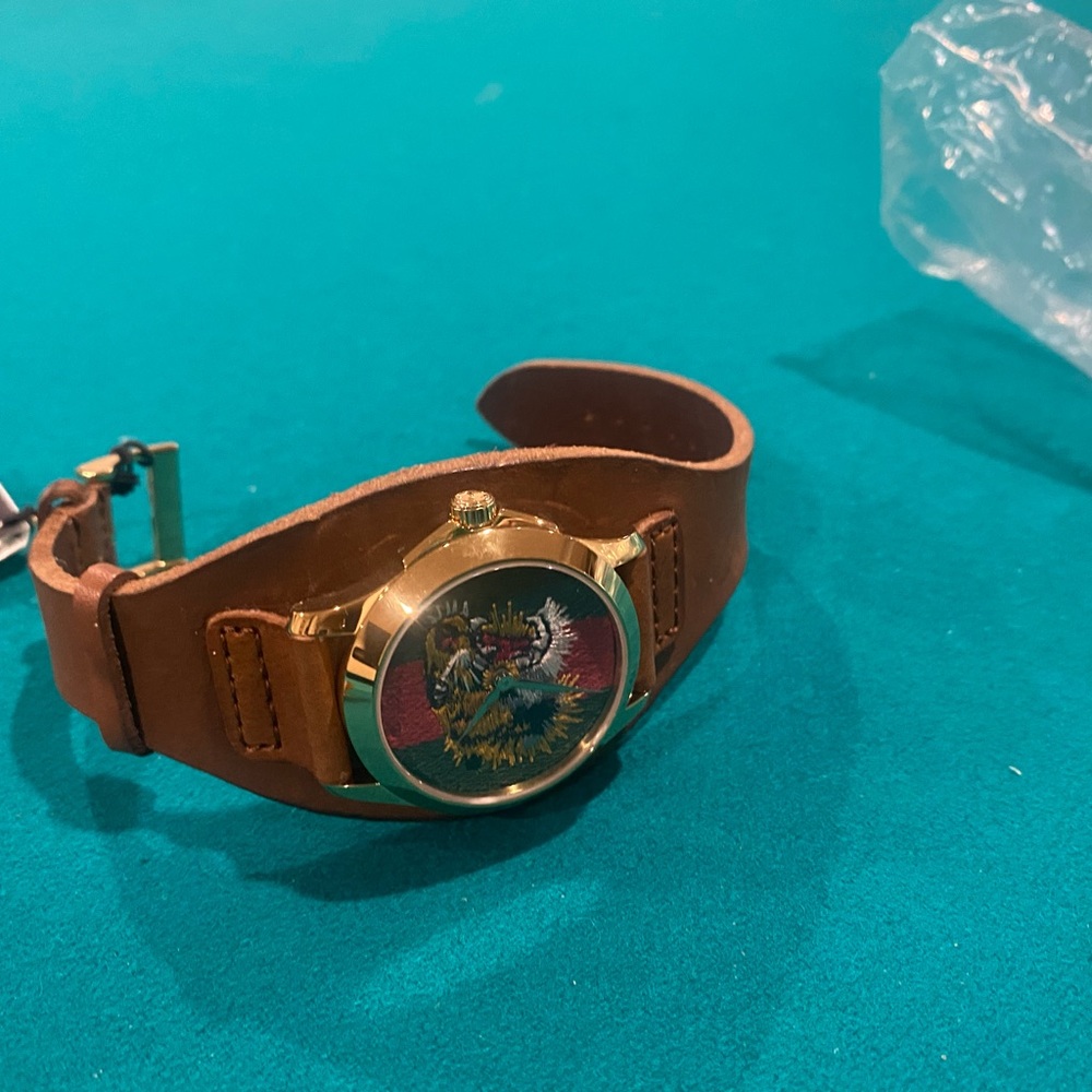 Quartz Gold yellow PVD caseback with Bee Engraving